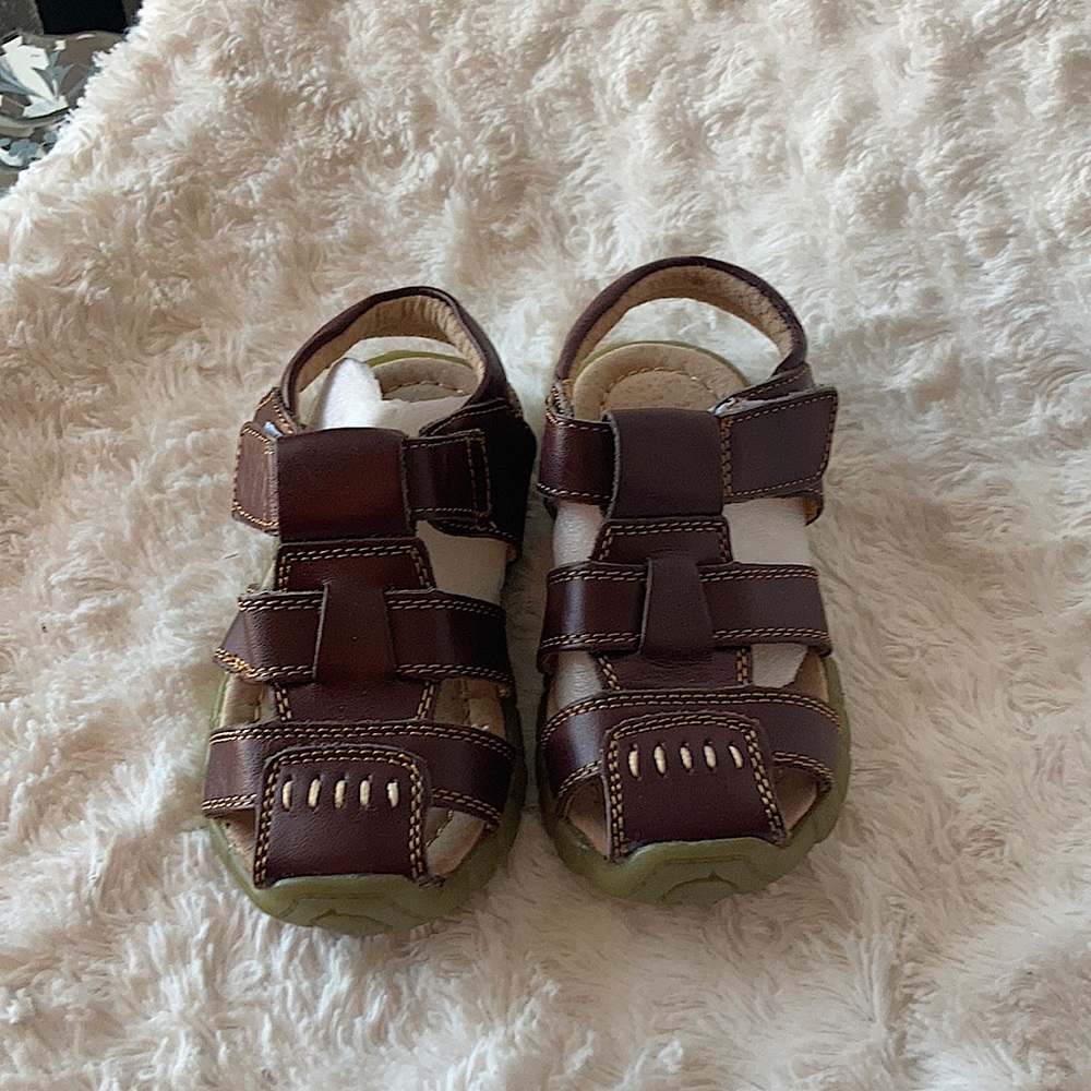 Femizee closed toe kids brown sandal size 8